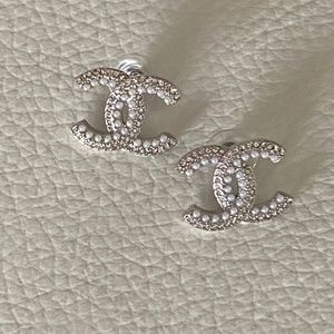 CC Logo CHANEL AUTHENTIC EARRINGS gold tone with pearls